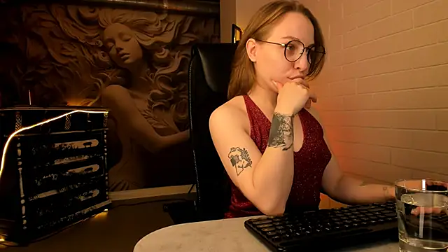 Snapshot of AphexQueen chatting on November 2025 05:29:01 AM AphexQueen online show from November 2025 05:29:01 AM