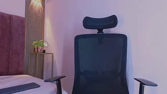 Snapshot of Emy_leon chatting on October 2025 11:03:02 PM Emy leon online show from October 2025 11:03:02 PM