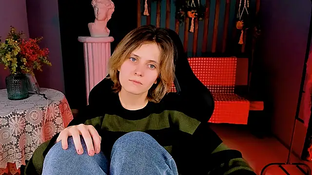 Snapshot of LolaAsmus chatting on January 2025 12:27:01 PM LolaAsmus online show from January 2025 12:27:01 PM