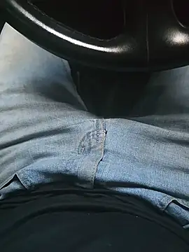 Snapshot of Jovende28 chatting on October 2025 11:27:01 PM Jovende28 online show from October 2025 11:27:01 PM