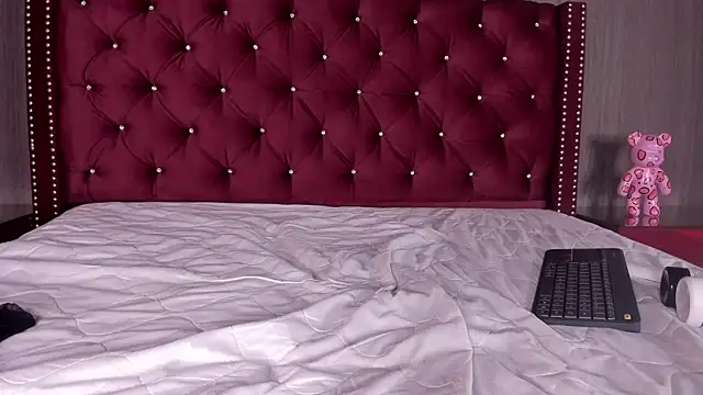 Snapshot of MilaHal_ chatting on December 2024 12:35:02 AM MilaHal online show from December 2024 12:35:02 AM