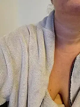 queenpeachi online show from October 2025 06:24:02 AM