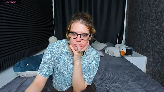 Snapshot of KIKI_Krash chatting on March 2025 10:17:01 AM KIKI Krash online show from March 2025 10:17:01 AM