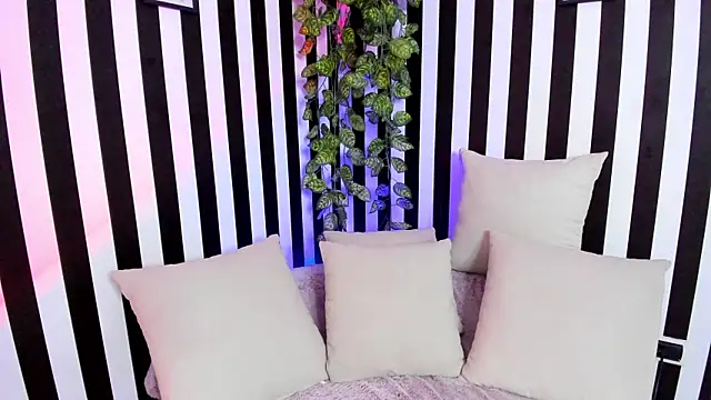 Snapshot of liz_goth chatting on April 2026 01:34:01 PM liz goth online show from April 2026 01:34:01 PM