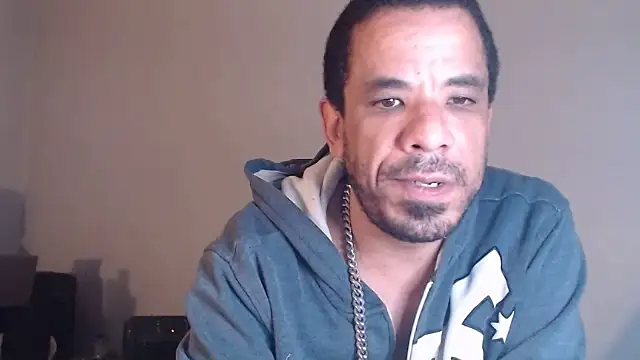 Snapshot of Tjskigh chatting on April 2026 02:50:01 AM Tjskigh online show from April 2026 02:50:01 AM