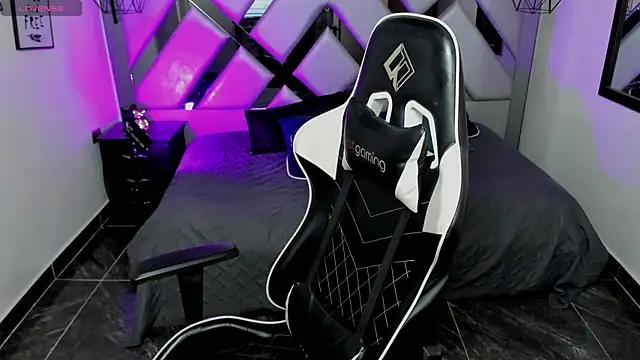 Nahomi-Hill online show from January 2025 01:11:01 AM