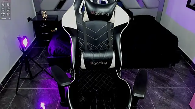 Nahomi-Hill online show from February 2025 10:45:01 PM