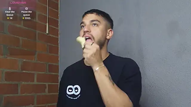 Leandro valenzuela online show from April 2026 04:32:01 AM