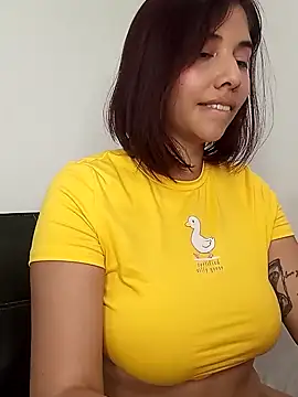 Snapshot of LucyMartelli chatting on February 2025 03:20:01 PM LucyMartelli online show from February 2025 03:20:01 PM