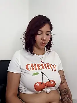 Snapshot of LucyMartelli chatting on February 2025 03:31:01 PM LucyMartelli online show from February 2025 03:31:01 PM