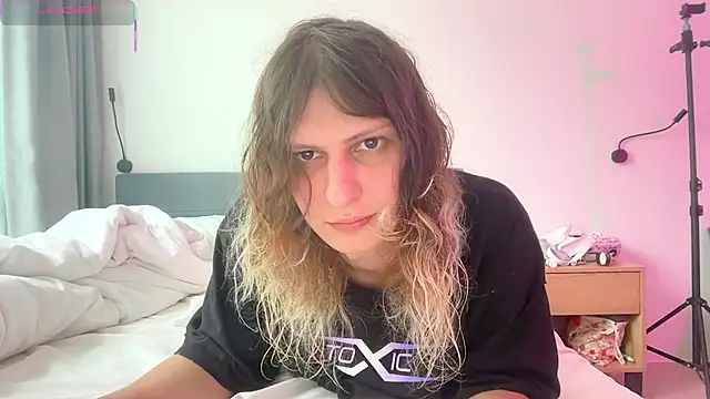 Snapshot of Alice_Pinkhead chatting on October 2025 09:32:01 AM Alice Pinkhead online show from October 2025 09:32:01 AM