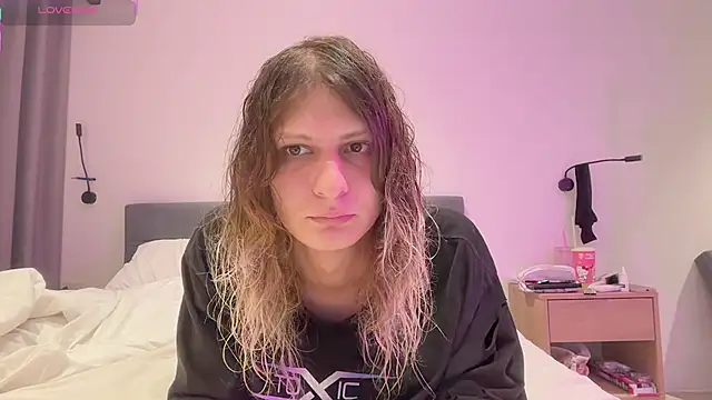 Snapshot of Alice_Pinkhead chatting on November 2025 08:35:02 AM Alice Pinkhead online show from November 2025 08:35:02 AM