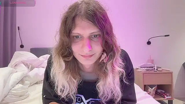 Snapshot of Alice_Pinkhead chatting on November 2025 09:42:02 AM Alice Pinkhead online show from November 2025 09:42:02 AM