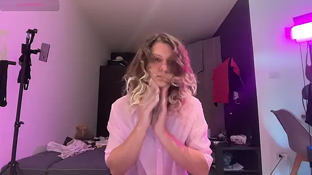 Snapshot of Alice_Pinkhead chatting on December 2025 06:50:01 AM Alice Pinkhead online show from December 2025 06:50:01 AM