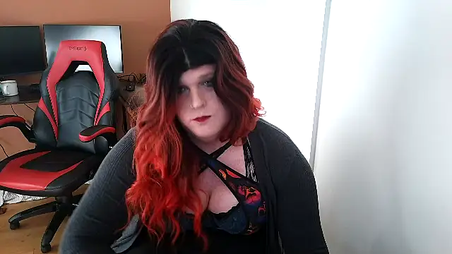 Snapshot of EmberLee chatting on June 2026 11:29:01 PM EmberLee online show from June 2026 11:29:01 PM