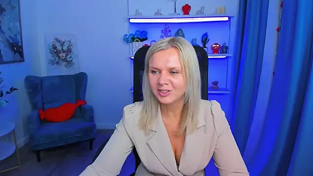 AgathaKlouin online show from February 2026 07:10:01 PM