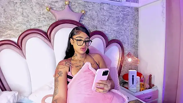 Snapshot of Mia_Jansen chatting on April 2026 01:33:02 PM Mia Jansen online show from April 2026 01:33:02 PM