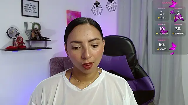 Snapshot of Emmi_Cam chatting on March 2026 01:00:02 PM Emmi Cam online show from March 2026 01:00:02 PM