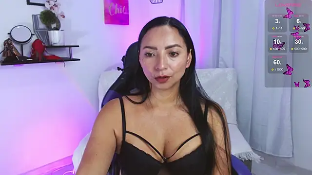 Snapshot of Emmi_Cam chatting on April 2026 01:06:02 PM Emmi Cam online show from April 2026 01:06:02 PM