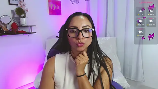 Snapshot of Emmi_Cam chatting on April 2026 07:58:02 PM Emmi Cam online show from April 2026 07:58:02 PM