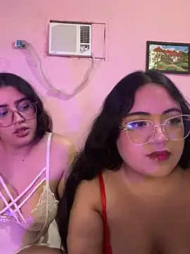 Snapshot of maddie-and-chelsea- chatting on March 2025 05:46:01 AM maddie-and-chelsea- online show from March 2025 05:46:01 AM