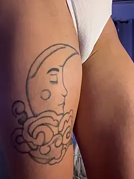 Snapshot of xMirana_ chatting on November 2025 08:25:02 AM xMirana online show from November 2025 08:25:02 AM