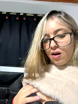 Isabella Foxx  online show from November 2025 12:33:01 AM