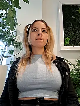 Snapshot of allinqueen chatting on February 2025 01:21:02 PM allinqueen online show from February 2025 01:21:02 PM