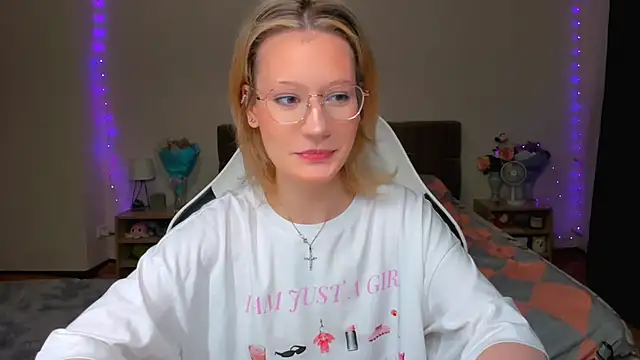 Snapshot of DearLia chatting on September 2025 09:25:02 PM DearLia online show from September 2025 09:25:02 PM