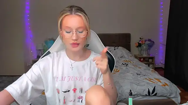 Snapshot of DearLia chatting on September 2025 08:12:02 PM DearLia online show from September 2025 08:12:02 PM