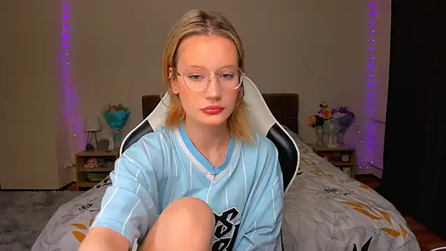 Snapshot of DearLia chatting on September 2025 08:14:01 PM DearLia online show from September 2025 08:14:01 PM