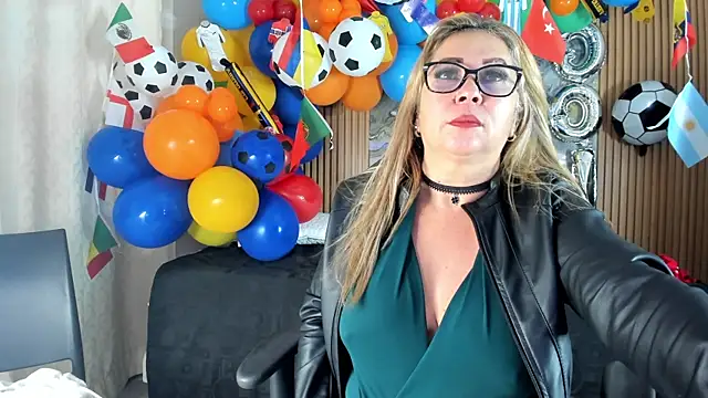 Snapshot of Danna_topless chatting on June 2026 12:09:02 PM Danna topless online show from June 2026 12:09:02 PM