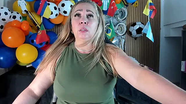 Snapshot of Danna_topless chatting on July 2026 12:07:02 PM Danna topless online show from July 2026 12:07:02 PM