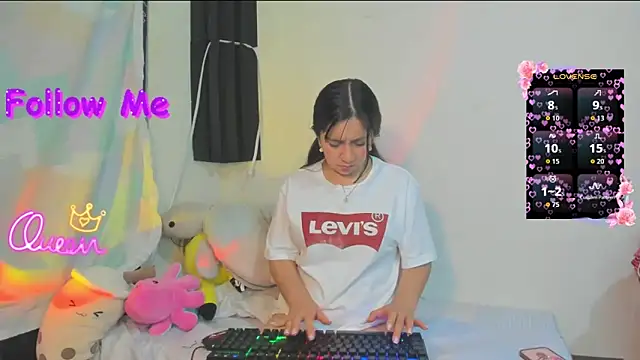 Snapshot of litle_mily_ chatting on April 2026 12:52:01 AM litle mily online show from April 2026 12:52:01 AM