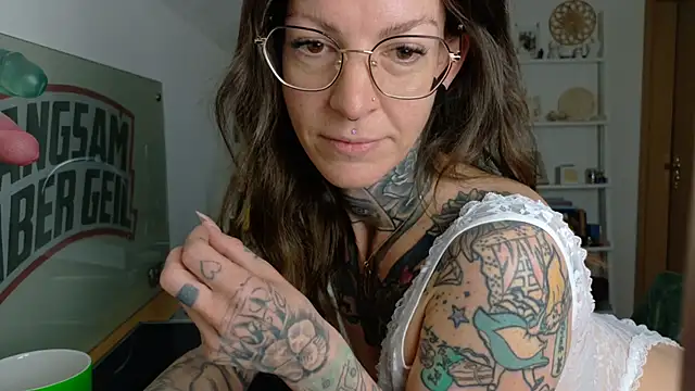 Snapshot of BrownieyQueen chatting on April 2026 04:54:02 AM BrownieyQueen online show from April 2026 04:54:02 AM