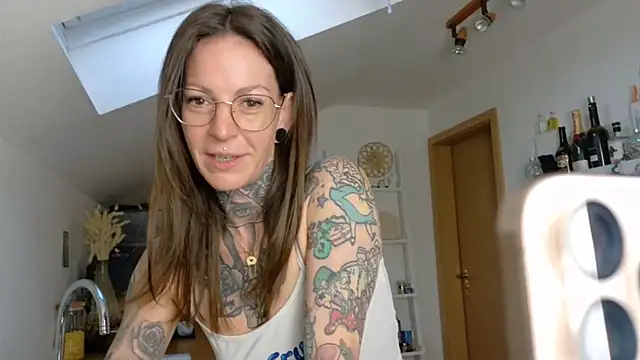 Snapshot of BrownieyQueen chatting on April 2026 04:54:01 AM BrownieyQueen online show from April 2026 04:54:01 AM