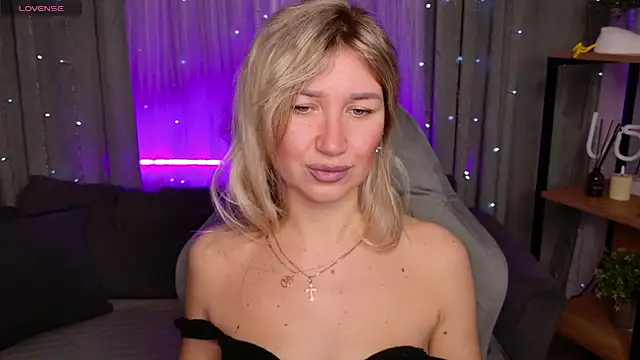 MilaBott online show from November 2025 08:19:01 PM