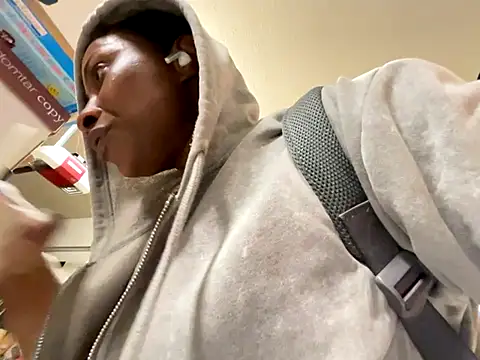 Snapshot of wynterheat chatting on November 2025 12:15:01 PM wynterheat online show from November 2025 12:15:01 PM