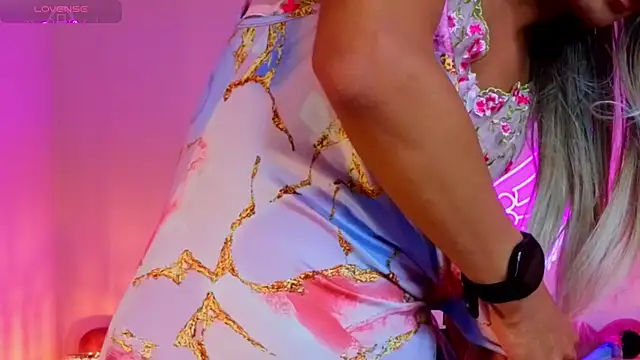 Snapshot of _scarletmoore chatting on October 2025 10:57:02 AM scarletmoore online show from October 2025 10:57:02 AM