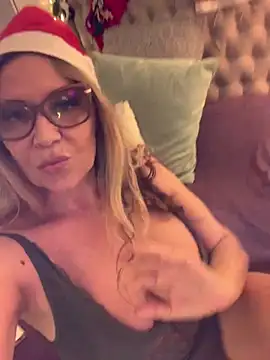 Snapshot of lolavalecuatro chatting on December 2024 10:45:02 PM lolavalecuatro online show from December 2024 10:45:02 PM