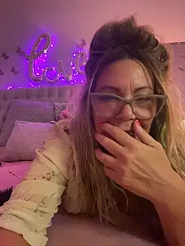 Snapshot of lolavalecuatro chatting on February 2025 11:55:01 PM lolavalecuatro online show from February 2025 11:55:01 PM