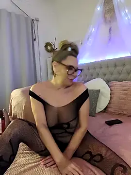 Snapshot of lolavalecuatro chatting on September 2025 10:10:02 PM lolavalecuatro online show from September 2025 10:10:02 PM