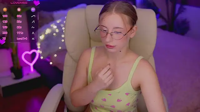 Snapshot of SilverrMoon chatting on November 2025 01:58:02 PM SilverrMoon online show from November 2025 01:58:02 PM