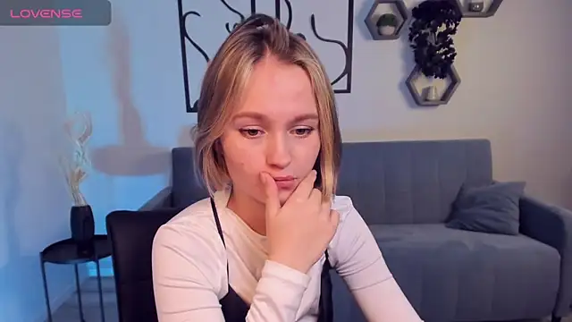 Snapshot of BritnieCute chatting on December 2024 06:37:01 AM BritnieCute online show from December 2024 06:37:01 AM