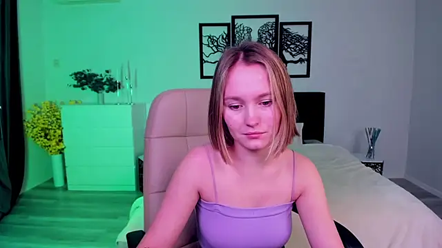 Snapshot of BritnieCute chatting on January 2025 07:04:02 AM BritnieCute online show from January 2025 07:04:02 AM