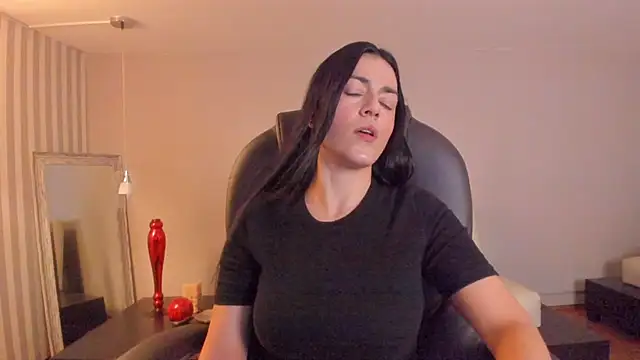 Snapshot of BellaClaiir chatting on December 2025 03:17:01 PM BellaClaiir online show from December 2025 03:17:01 PM