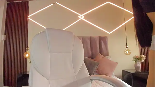 BellaClaiir online show from December 2025 02:34:01 PM