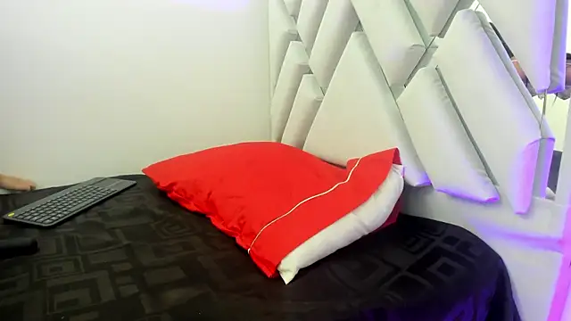 Snapshot of leslyylove chatting on December 2024 07:38:02 AM leslyylove online show from December 2024 07:38:02 AM