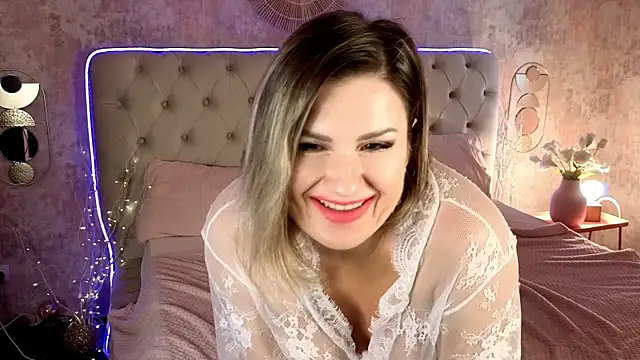 Snapshot of KiraRoxx chatting on December 2025 10:53:01 AM KiraRoxx online show from December 2025 10:53:01 AM