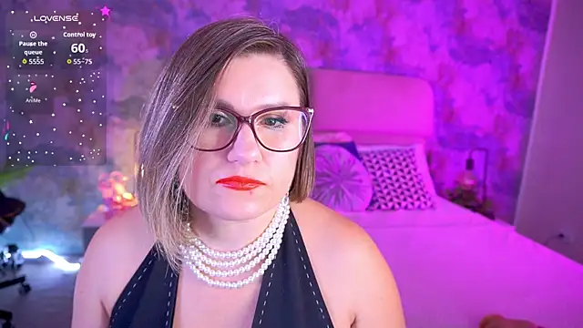 Snapshot of KiraRoxx chatting on February 2026 03:45:02 PM KiraRoxx online show from February 2026 03:45:02 PM